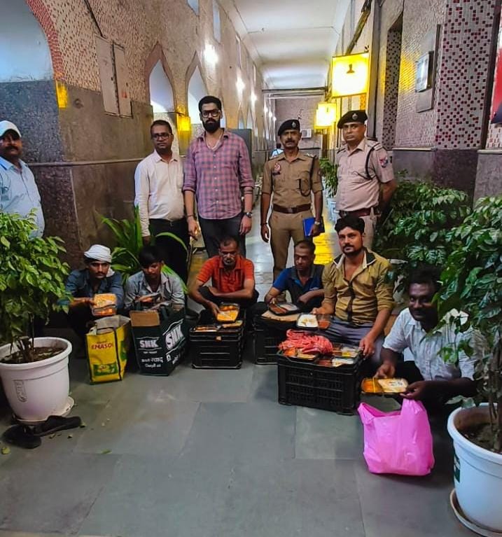 लखनऊ रेलवे स्टेशन पर अनधिकृत.jpeg